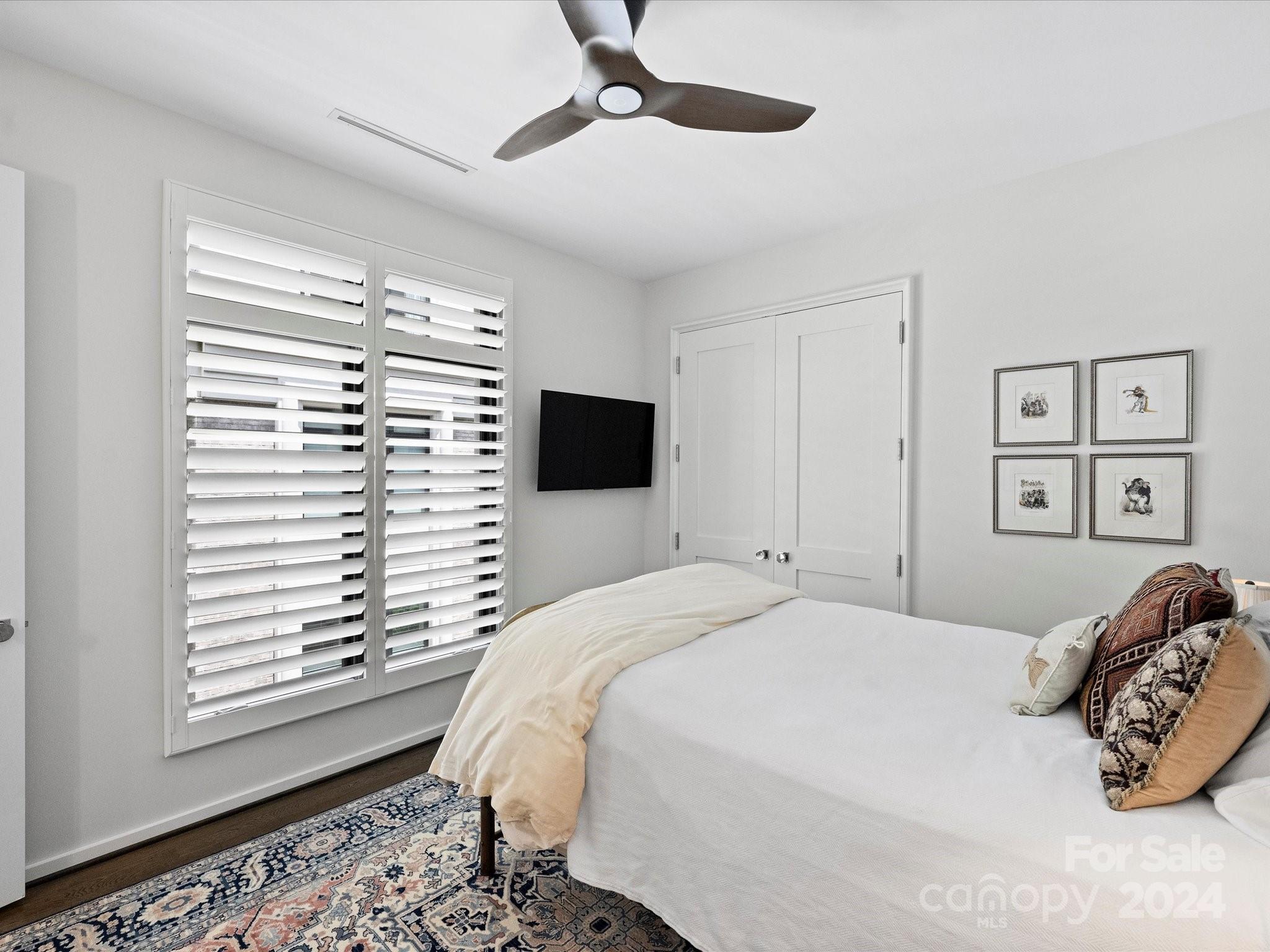 1333 Queens Road, Unit E3 Charlotte, NC 28207 - Photo 37 of 42 a bedroom with a bed and a window