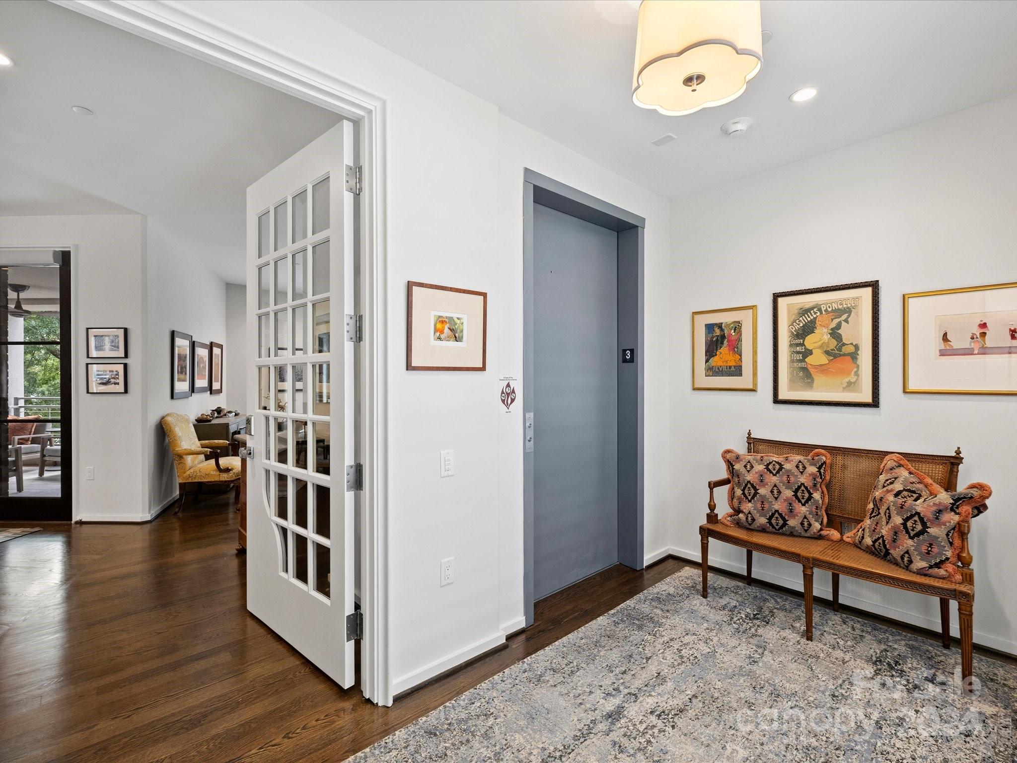 1333 Queens Road, Unit E3 Charlotte, NC 28207 - Photo 4 of 42 a view of livingroom with furniture and workspace