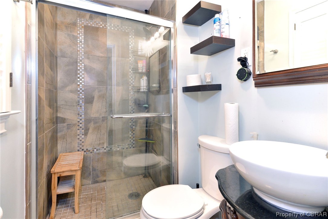 122 Selden Road Newport News, VA 23606 - Photo 18 of 38 Bathroom featuring vanity and a tiled shower
