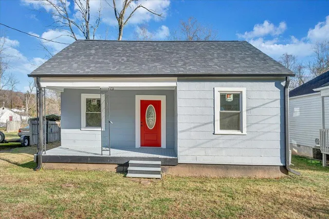 a view of an house with backyard space and balcony