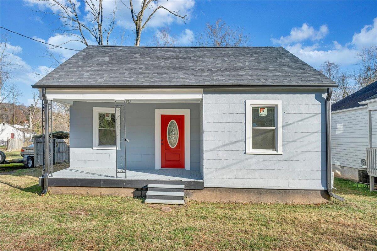 a view of an house with backyard space and balcony