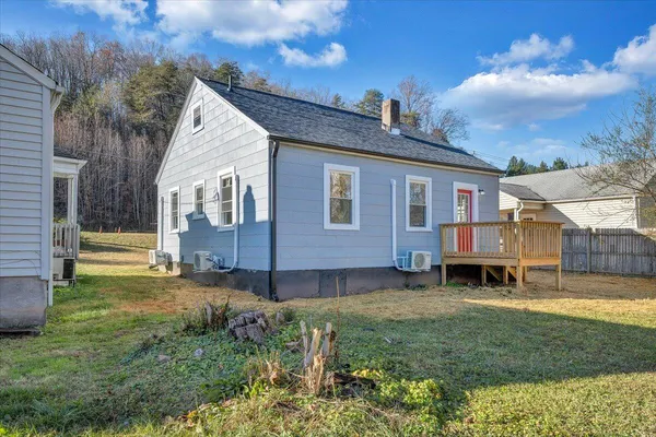 a view of a house with a yard
