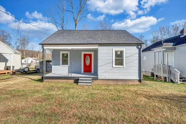 a view of a house with backyard and sitting area