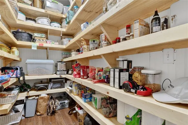 $500,000 | 90 Beach Drive, Lake Tapawingo, MO 64015