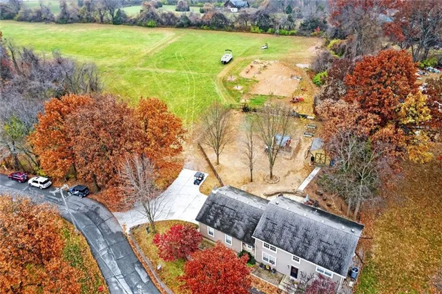 $500,000 | 90 Beach Drive, Lake Tapawingo, MO 64015