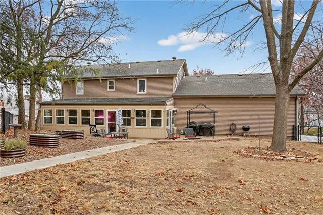 $500,000 | 90 Beach Drive, Lake Tapawingo, MO 64015