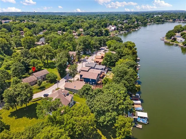 $500,000 | 90 Beach Drive, Lake Tapawingo, MO 64015