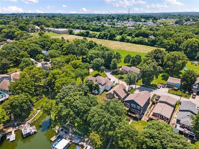 $500,000 | 90 Beach Drive, Lake Tapawingo, MO 64015