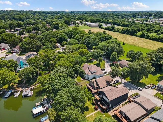 $500,000 | 90 Beach Drive, Lake Tapawingo, MO 64015