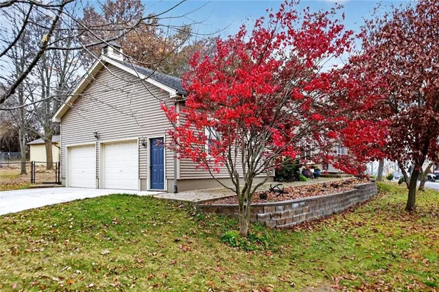 $500,000 | 90 Beach Drive, Lake Tapawingo, MO 64015