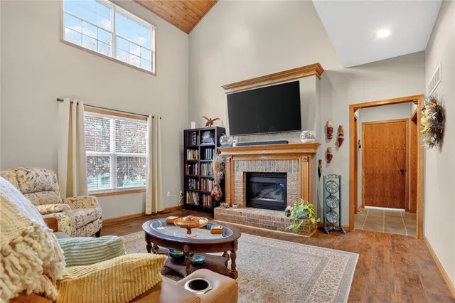 $500,000 | 90 Beach Drive, Lake Tapawingo, MO 64015