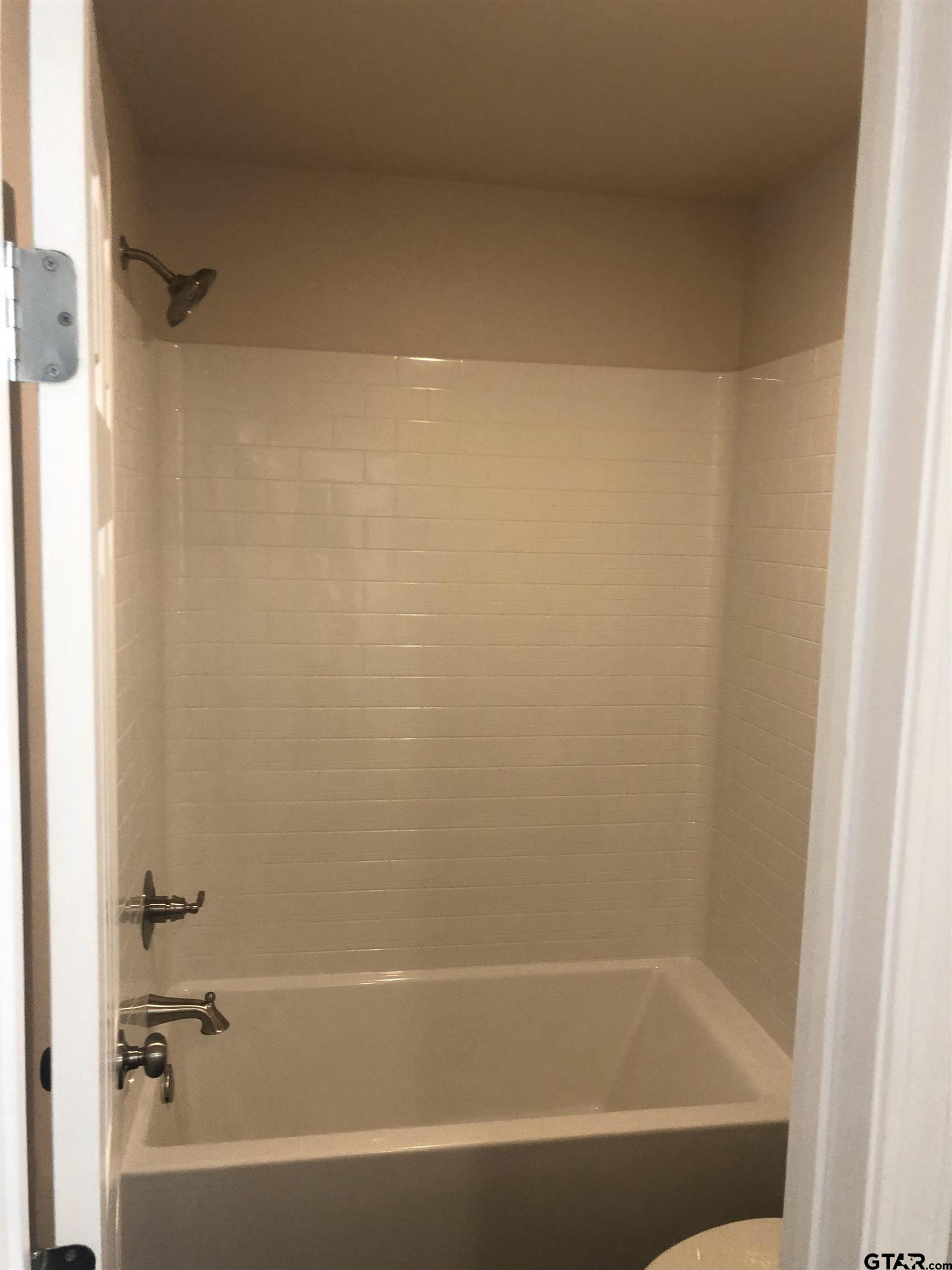 105 Meadows Lane Maud, TX 75567 - Photo 10 of 19 a bathroom with a bathtub