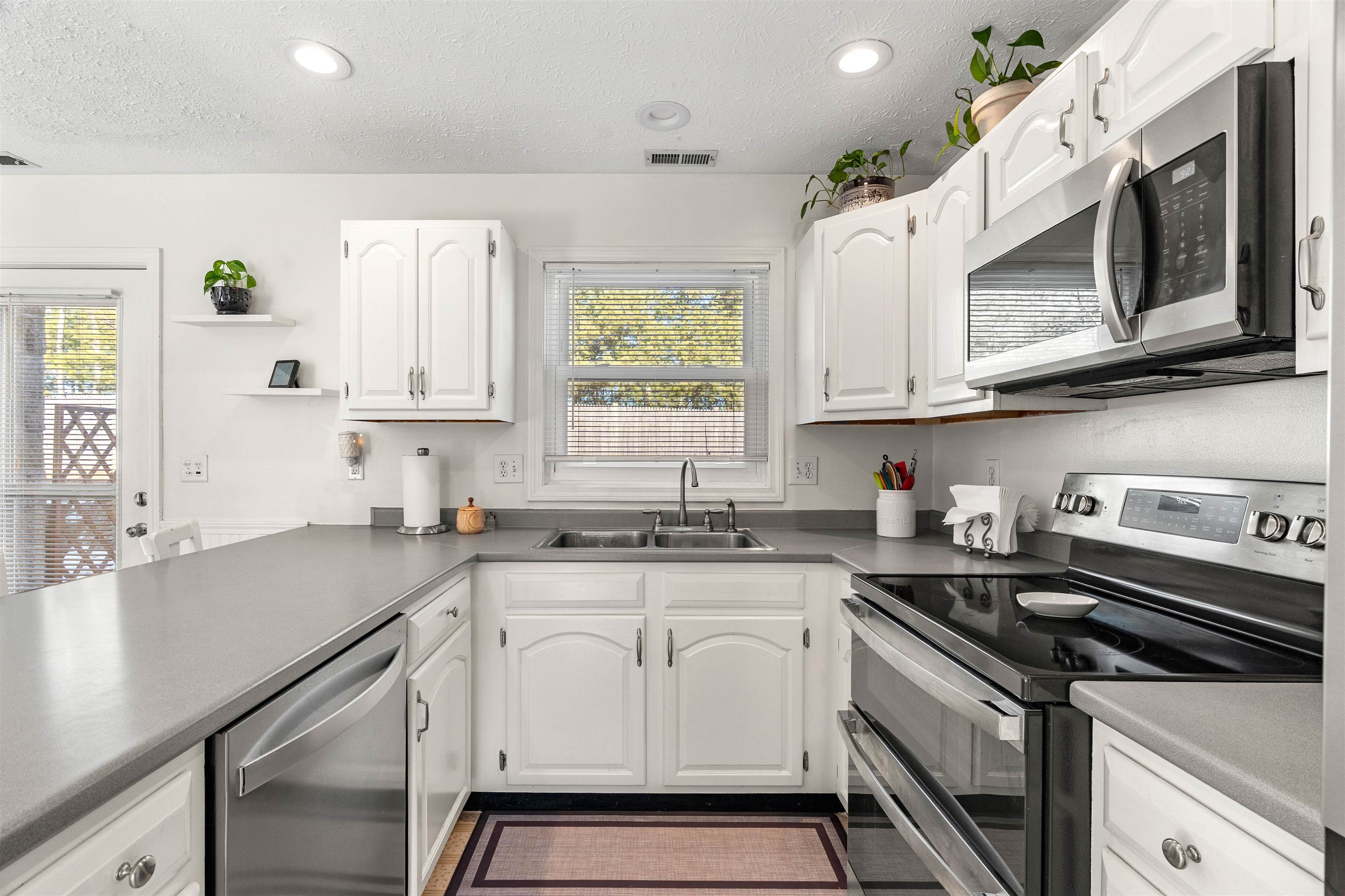 6 Kingston Way, Unit B Hudson, NH 03051 - Photo 4 of 20