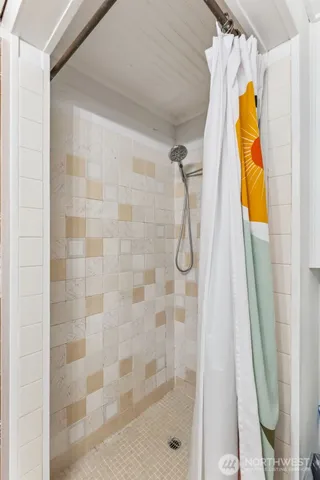 an empty room with windows and entertaining space