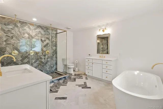 $2,450,000 | 6 Clara Drive, East Quogue, NY 11942