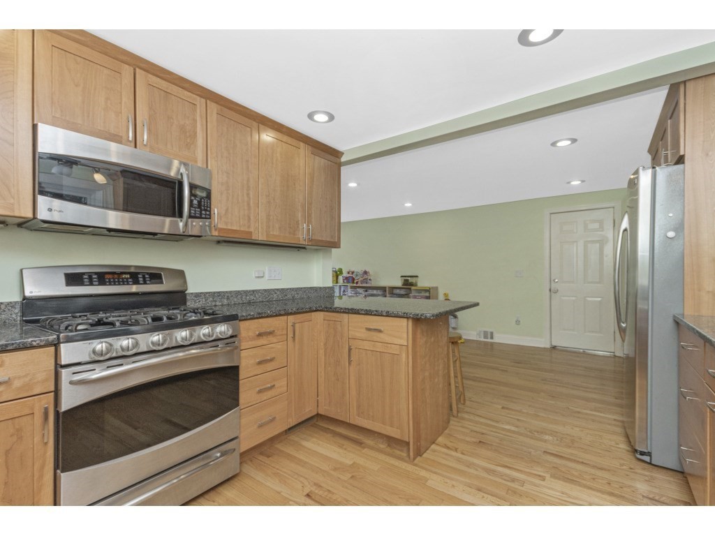 136 Longfellow Road Waltham, MA 02453 - Photo 6 of 39 Gallery Image 6