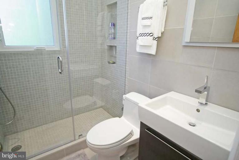 100 West Braddock Road, Unit B Alexandria, VA 22301 - Photo 17 of 21 Fabulous and well appointed bath