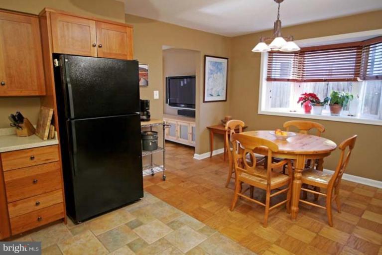 100 West Braddock Road, Unit B Alexandria, VA 22301 - Photo 6 of 21 Cheerful dining area with Bay Window
