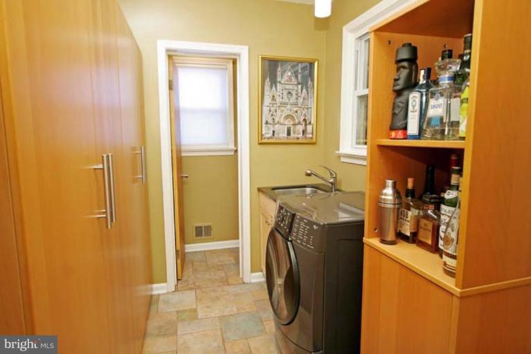 100 West Braddock Road, Unit B Alexandria, VA 22301 - Photo 7 of 21 Wet-bar, lots of storage plus much more