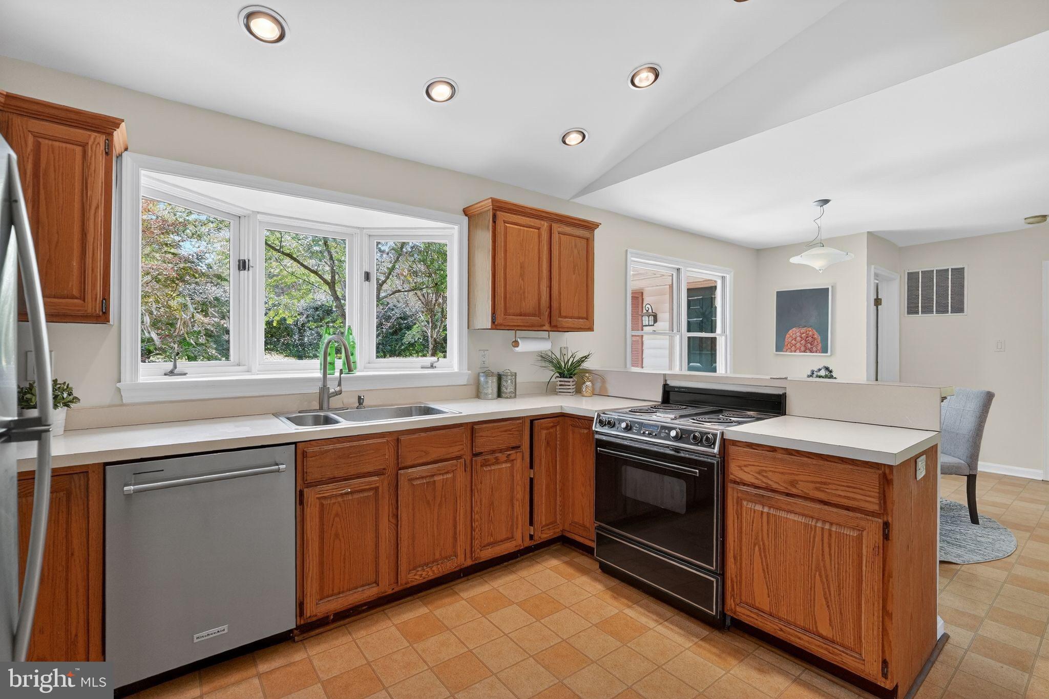 13821 Esworthy Road Darnestown, MD 20874 - Photo 24 of 98 Excellent cabinet & counter space