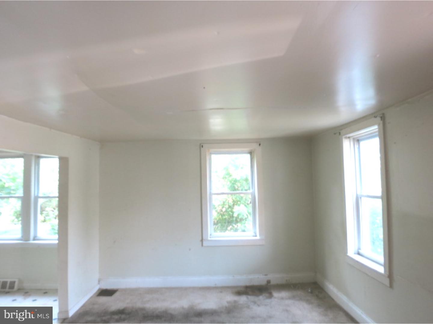 1410 Roanoke Road Camden, NJ 08104 - Photo 4 of 17 Living Room