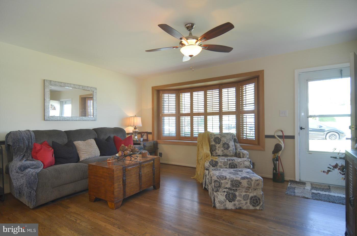 4201 Collier Road Fairfax, VA 22030 - Photo 8 of 30 Living Room