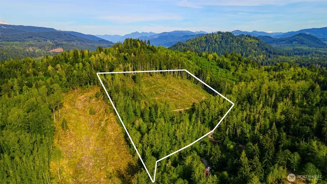 a view of a tennis court