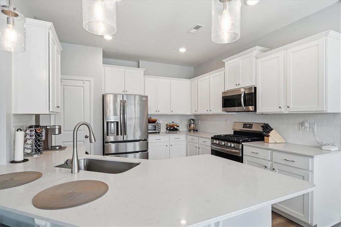 208 Grassy Creek Way Pendleton, SC 29670 - Photo 15 of 43 Culinary delights await in this bright kitchen with a spacious island and gleaming stainless steel appliances.