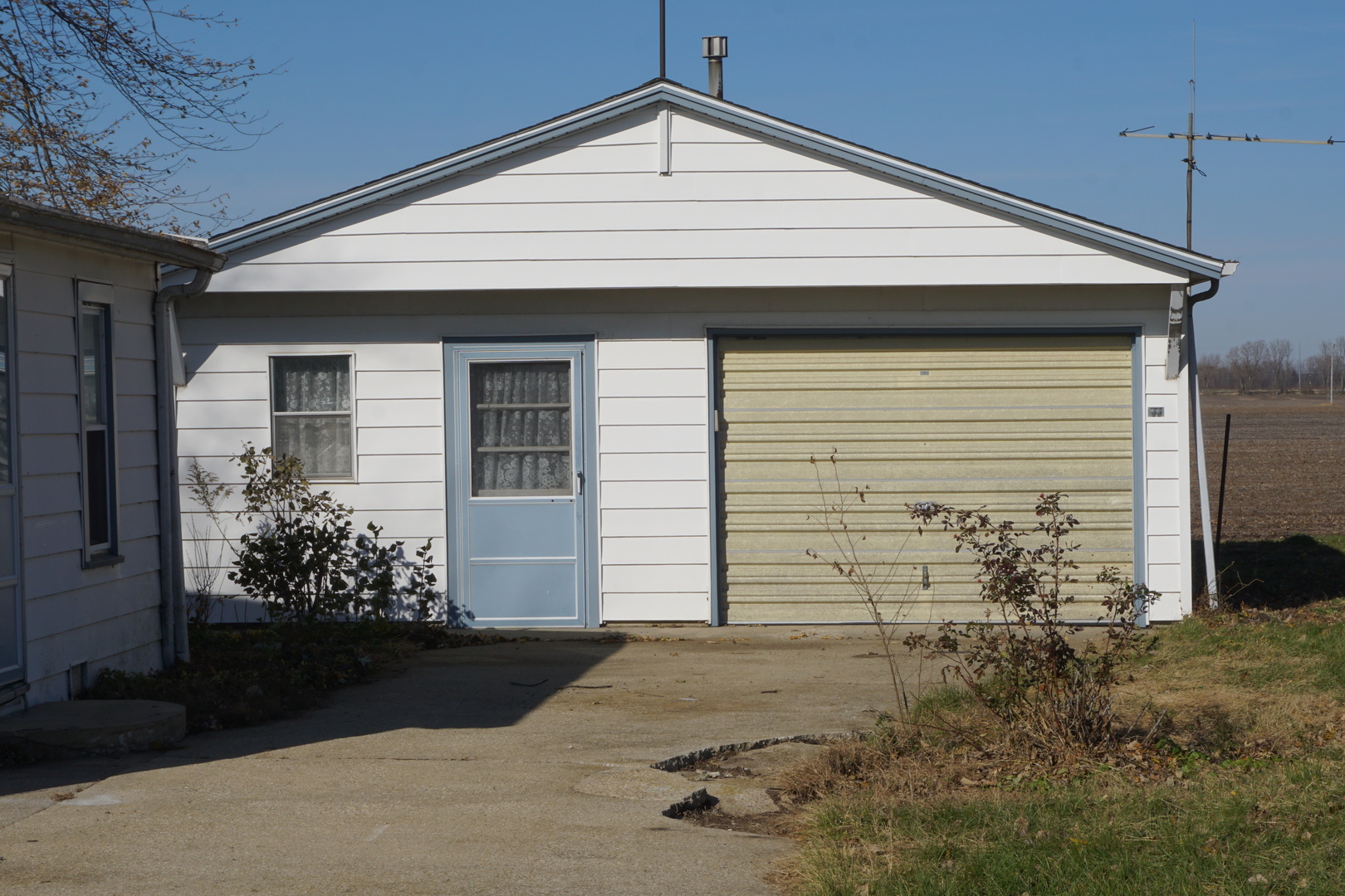 5317A South 2000W Road Chebanse, IL 60922 - Photo 2 of 14 a front view of a house