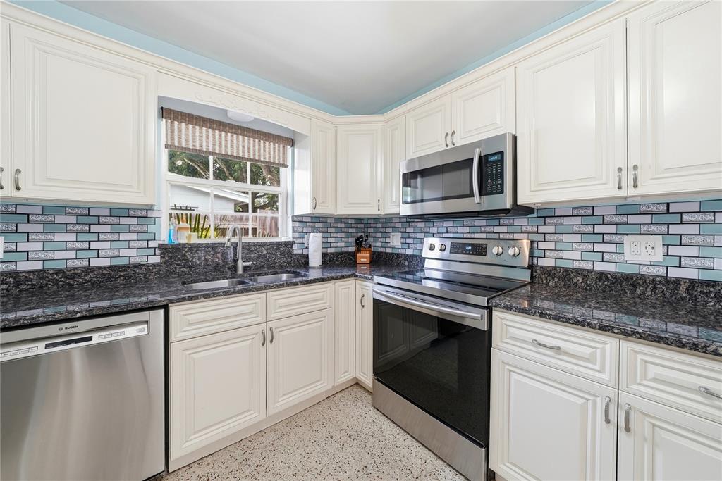10437 52nd Avenue North St. Petersburg, FL 33708 - Photo 14 of 36
