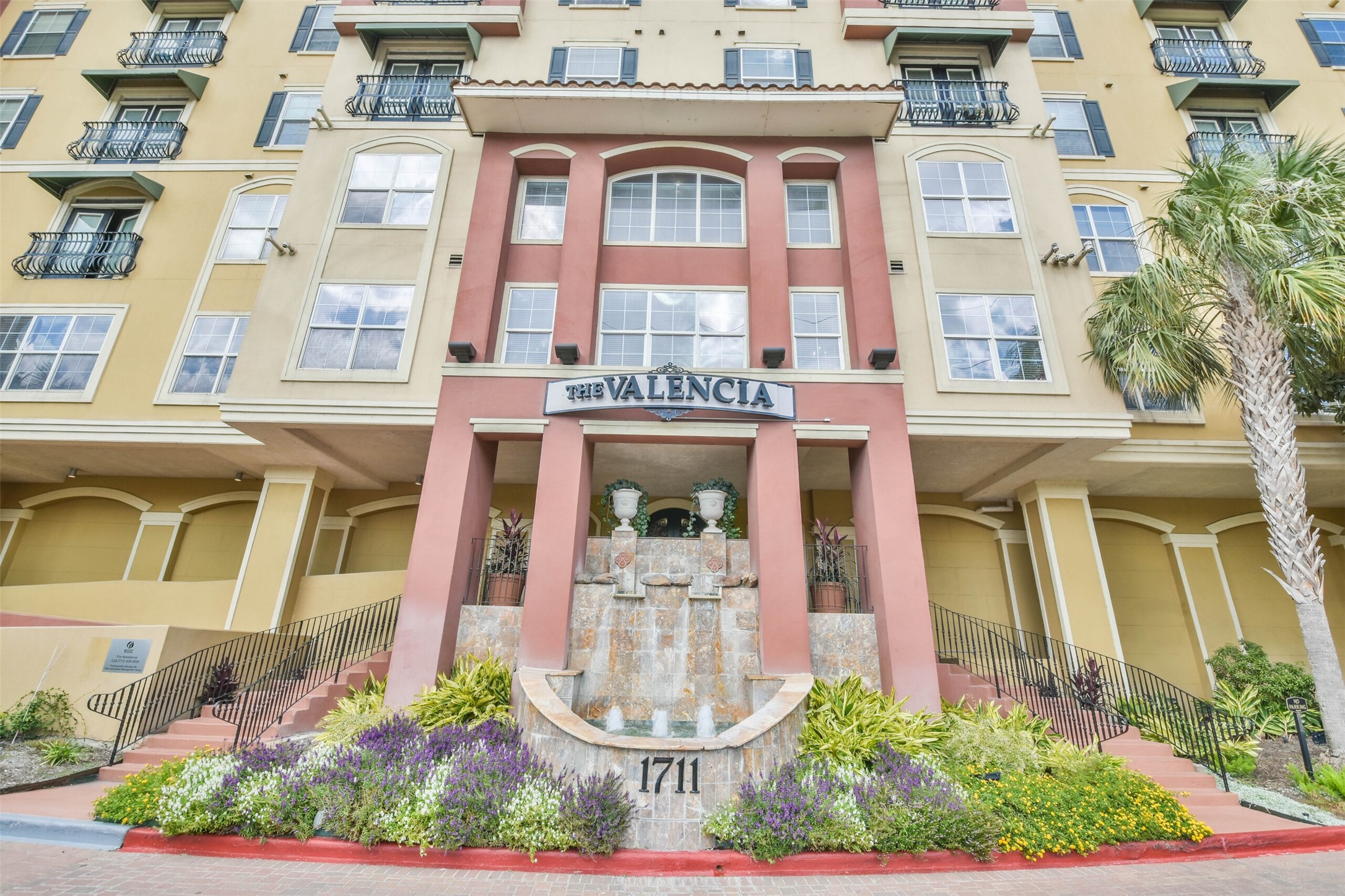 1711 Old Spanish Trail, Unit 406 Houston, TX 77054 - Photo 30 of 30 front view of a building