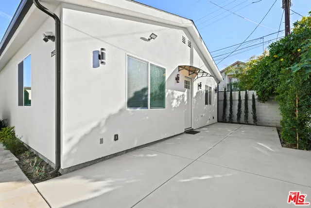 a view of a house with entryway and a garage