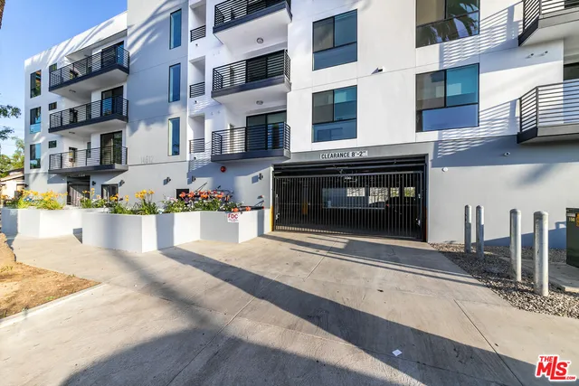 $2,695 | 14612 Calvert Street, Unit 302, Van Nuys, CA 91411