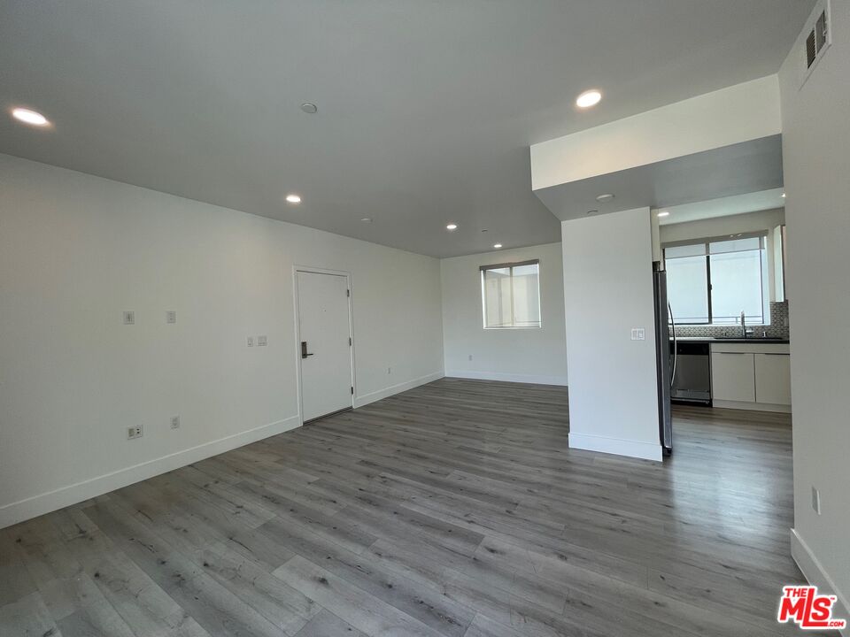 14612 Calvert Street, Unit 302 Van Nuys, CA 91411 - Photo 11 of 30