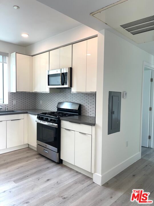 14612 Calvert Street, Unit 302 Van Nuys, CA 91411 - Photo 13 of 30