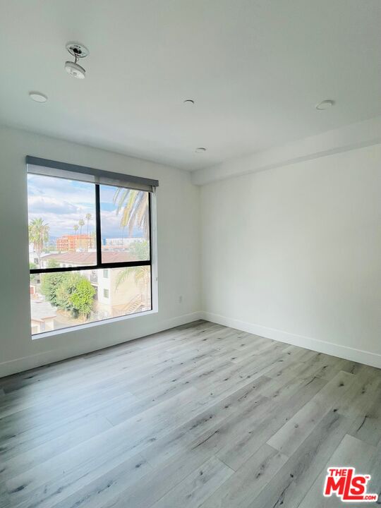 14612 Calvert Street, Unit 302 Van Nuys, CA 91411 - Photo 18 of 30