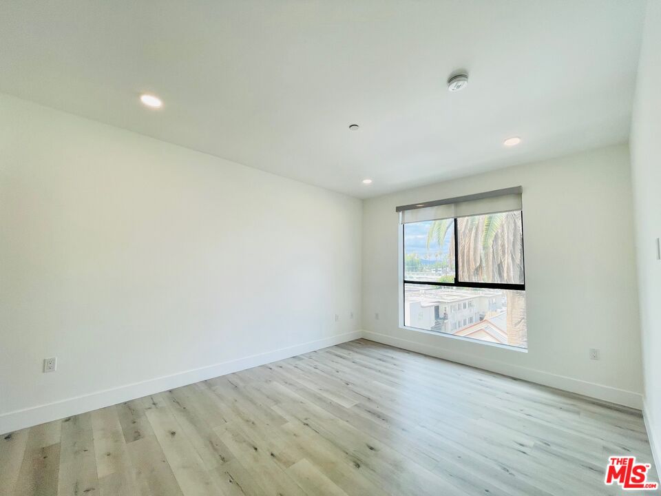 14612 Calvert Street, Unit 302 Van Nuys, CA 91411 - Photo 22 of 30