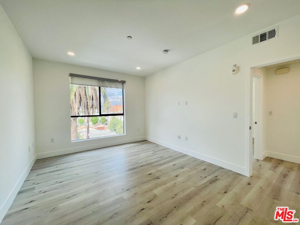 14612 Calvert Street, Unit 302 Van Nuys, CA 91411 - Photo 24 of 30