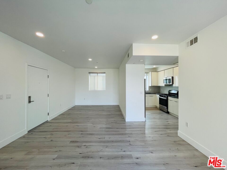 14612 Calvert Street, Unit 302 Van Nuys, CA 91411 - Photo 10 of 30