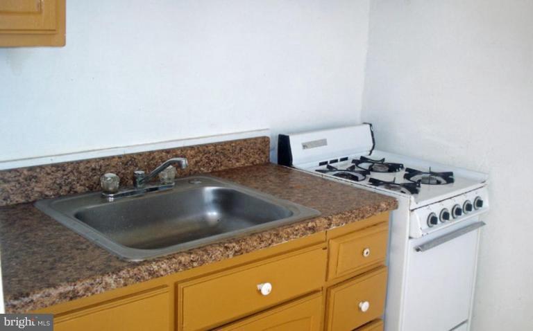 1120 Gleneagle Road Baltimore, MD 21239 - Photo 4 of 13 First Floor Kitchen