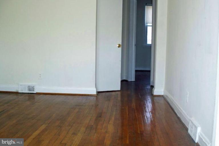 1120 Gleneagle Road Baltimore, MD 21239 - Photo 10 of 13 2nd Floor Living Room
