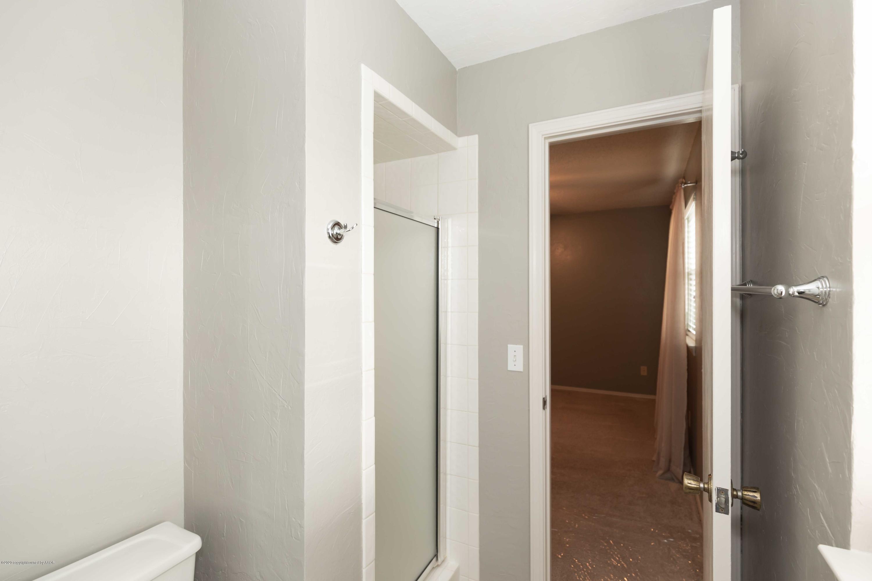 4924 South Georgia Street Amarillo, TX 79110 - Photo 21 of 35 a bathroom with a toilet