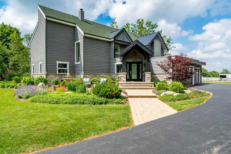10762 Shaw Road Rockford, IL 61114 - Photo 6 of 25 a front view of a house with a garden
