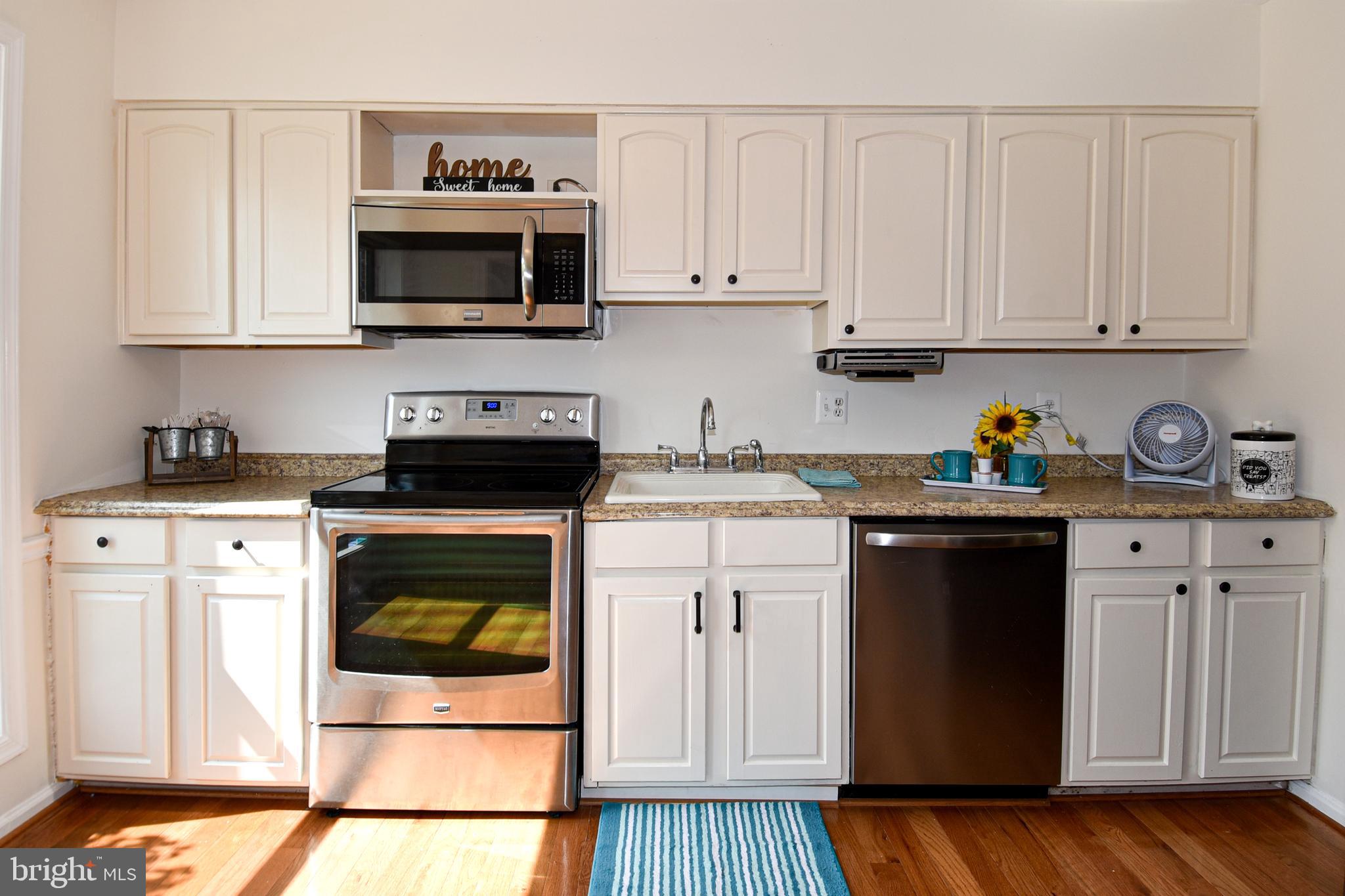 8482 Stonewall Road Manassas, VA 20110 - Photo 5 of 36 Kitchen ease!