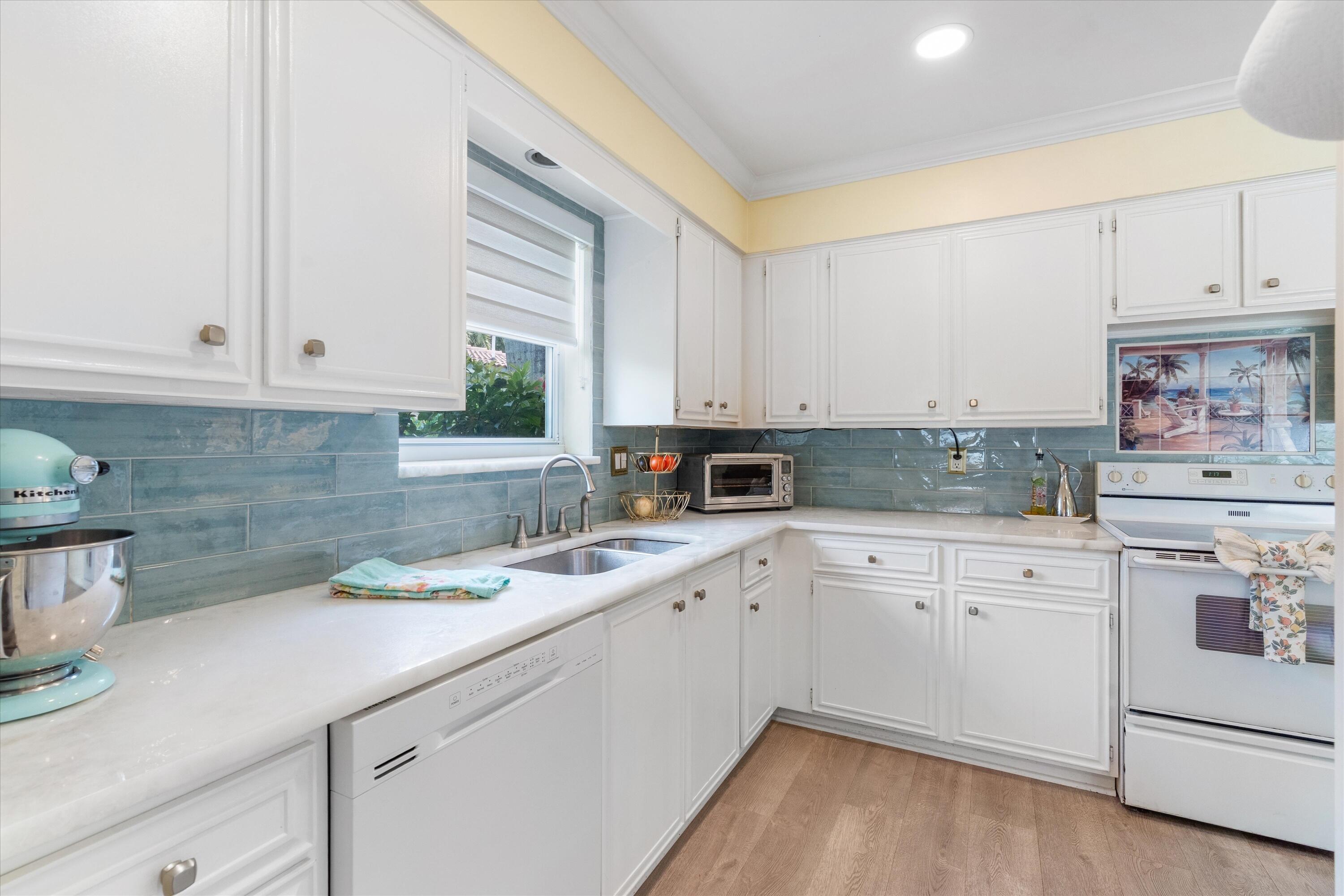 801 Berkley Street Boca Raton, FL 33487 - Photo 10 of 32 Kitchen