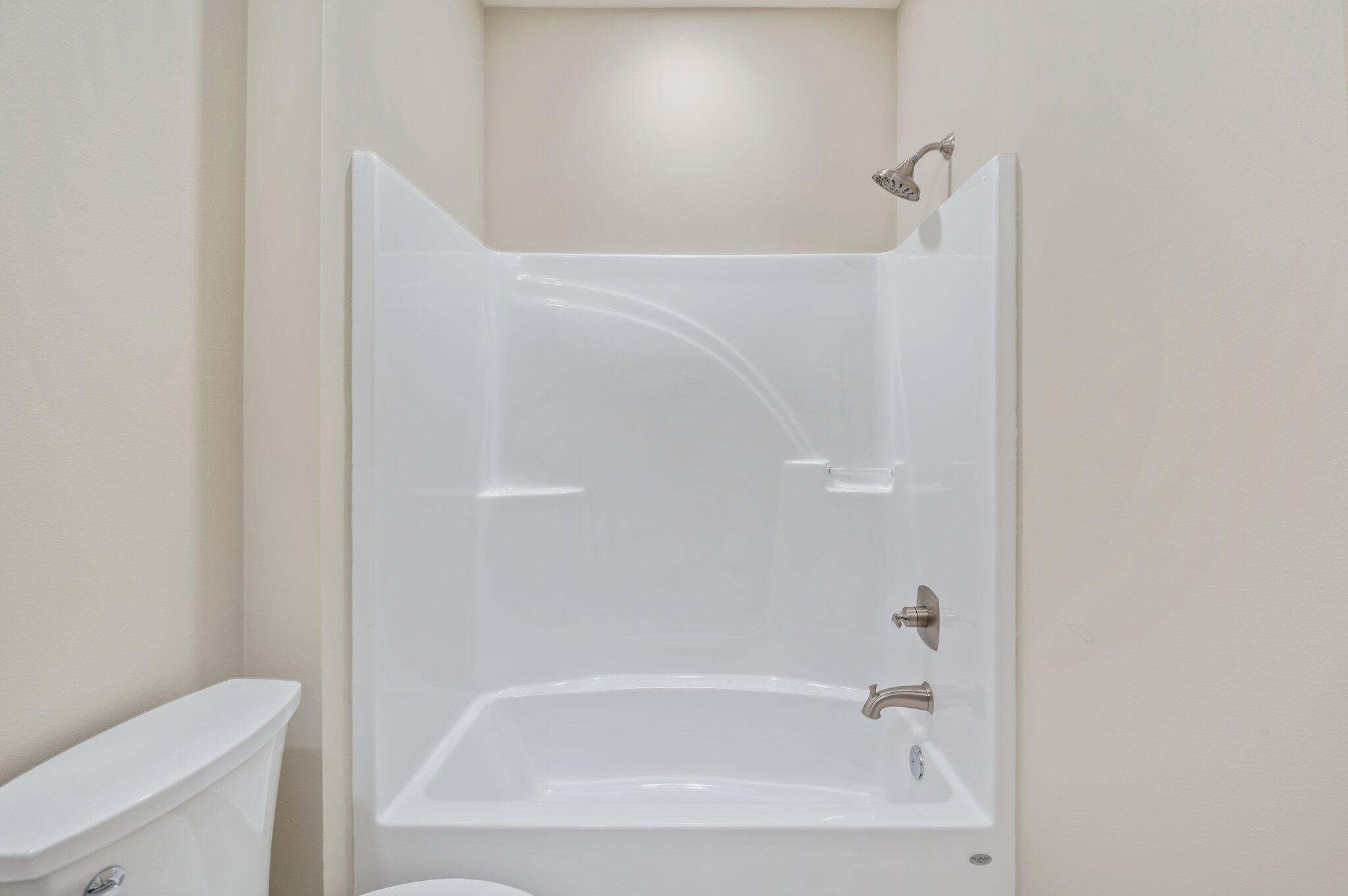 6043 Sand Hill Road Crestview, FL 32539 - Photo 30 of 36 a bathroom with a bathtub