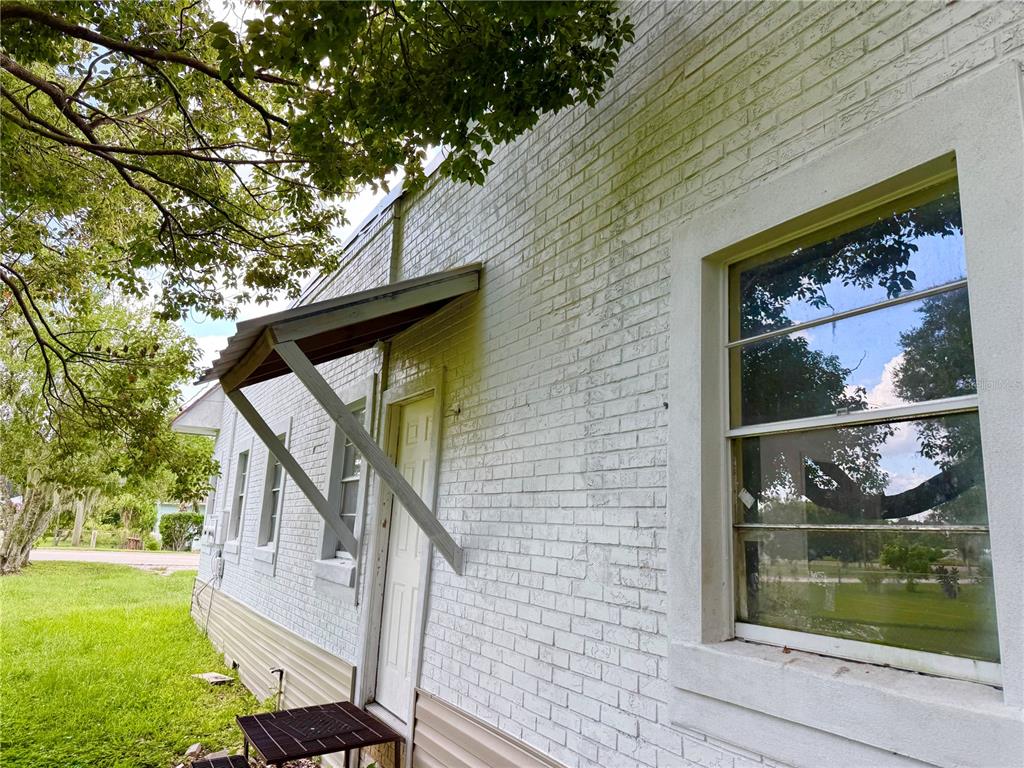 412 Bay Street Northwest Fort Meade, FL 33841 - Photo 13 of 14 a backyard of a house with lots of green space