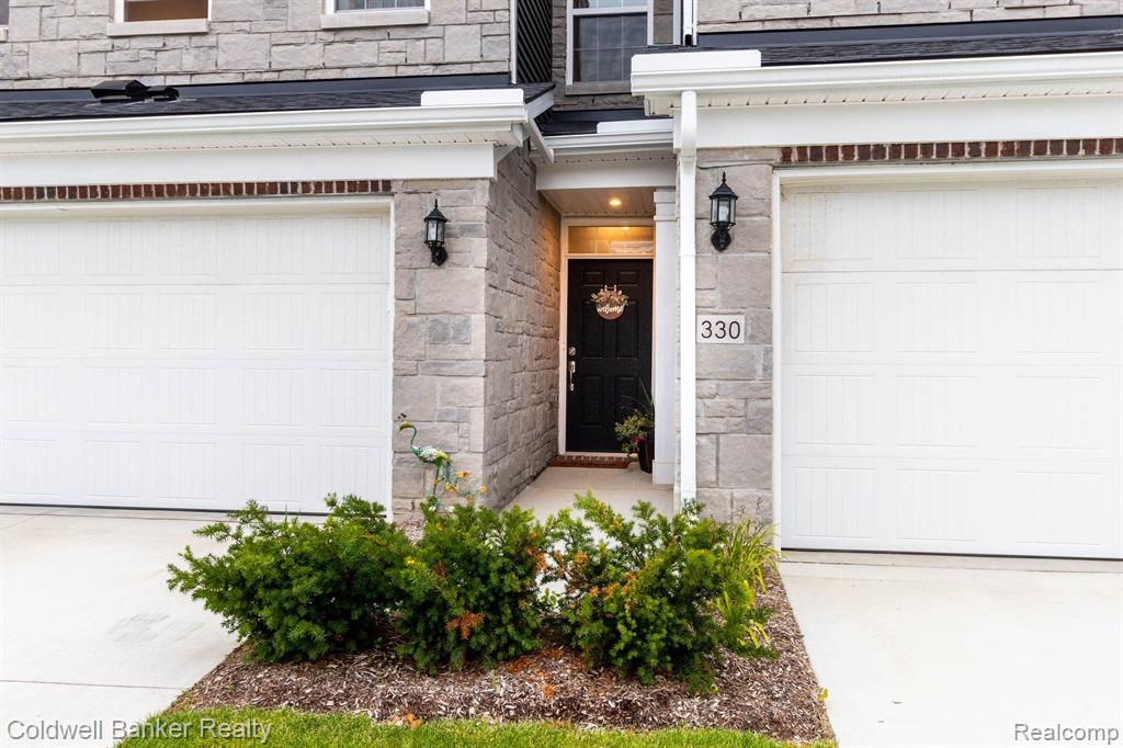 336 Strawberry Drive Rochester Hills, MI 48307 - Photo 2 of 47