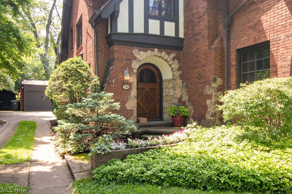 Beautiful front entrance into vestibule