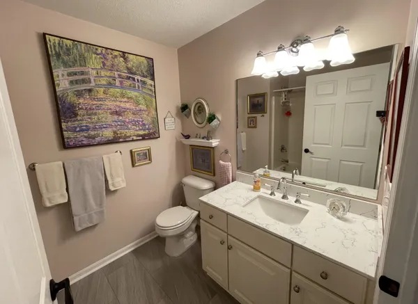 $204,500 | 732 West Barrington Circle, Jackson, MI 49203